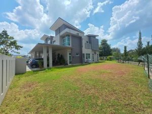 Corner Lot Semi D Lakefront Kotasas